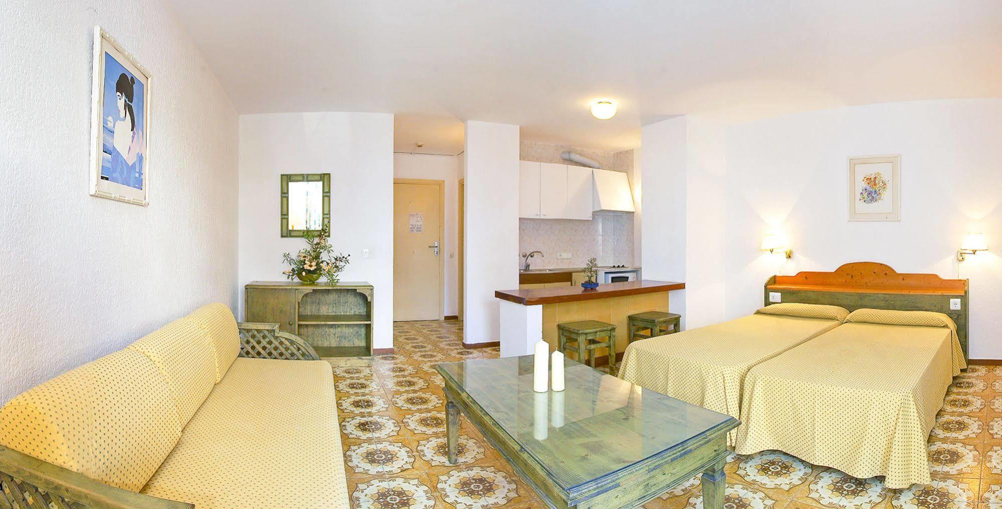 Apartamentos Bon Lloc Santa Eulária des Riu Exterior foto