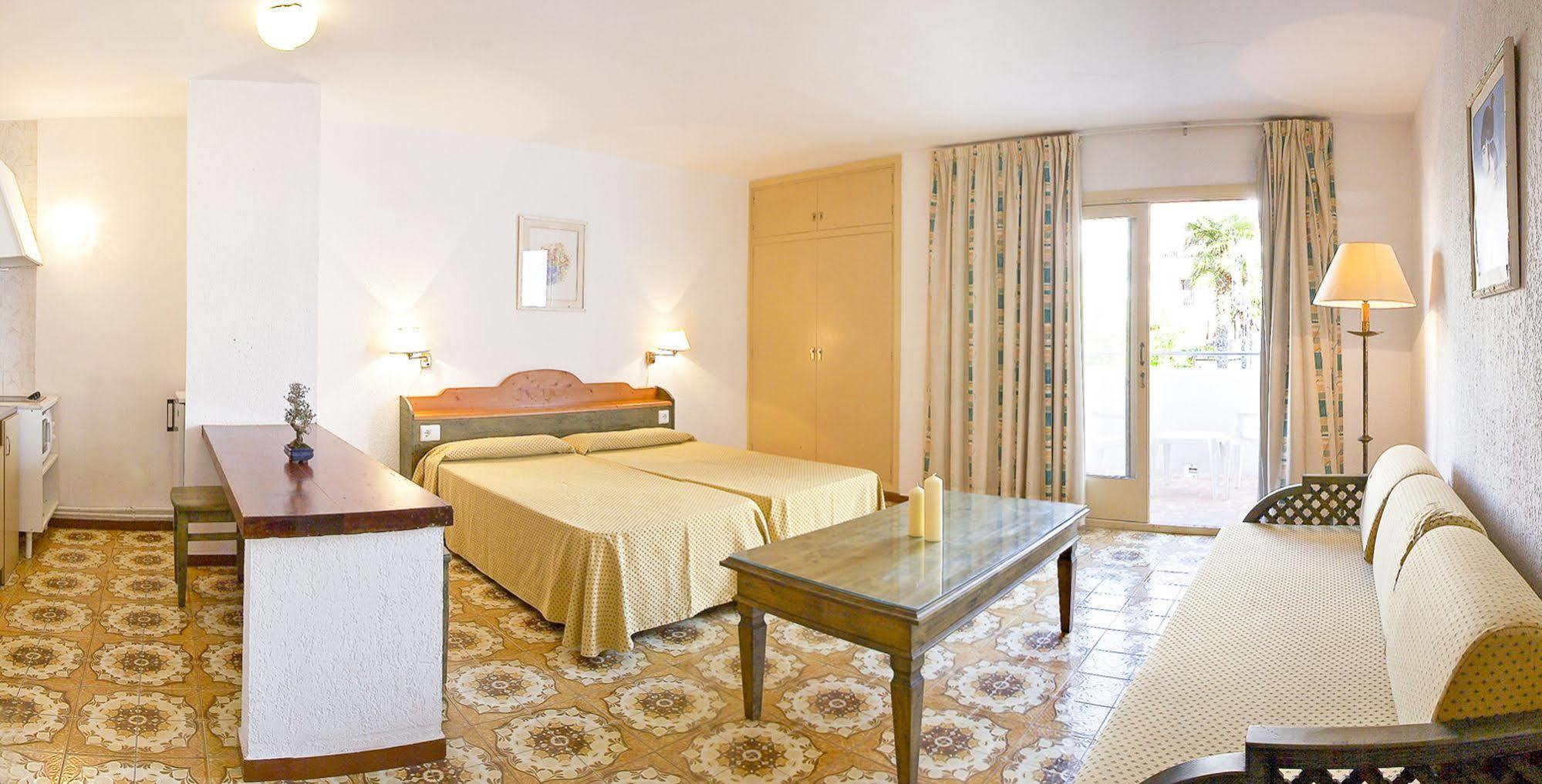 Apartamentos Bon Lloc Santa Eulária des Riu Exterior foto