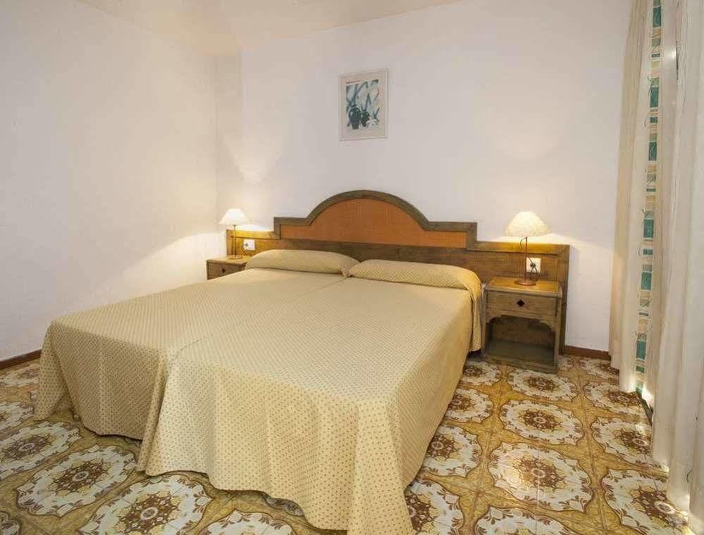 Apartamentos Bon Lloc Santa Eulária des Riu Exterior foto